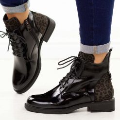 Czarne lakierowane botki damskie Vinceza 58610. Czarne botki VINCEZA, bez wzorów, z jeansu, eleganckie, z okrągłym noskiem, bez obcasa, na płaskiej podeszwie, bez zapięcia. Za 229.00 zł.