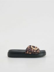 Klapki ze zwierzęcym wzorem - wielobarwny. Klapki Reserved, bez wzorów, ze skóry, bez obcasa, bez zapięcia. Za 119.99 zł.