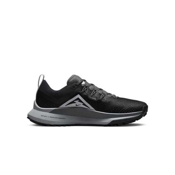 Buty do biegania damskie Nike React Pegasus Trail 4. Czarne buty do biegania Nike, bez wzorów, z gumy, bez zapięcia, do biegania. Za 715.00 zł.