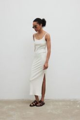 Sukienka na ramiączkach z prążkowanej dzianiny w kolorze ECRU - CARMEN MAXI-M/L. Sukienki Marsala, l, bez wzorów, z bawełny, bez kołnierzyka, bez ramiączek, maxi. W wyprzedaży za 174.93 zł.