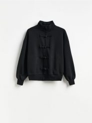 Bluza z ozdobnym zapięciem - czarny. Czarne bluzy Reserved, l, bez wzorów, z bawełny, bez ramiączek, bez kaptura. Za 139.99 zł.