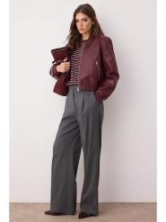 Trendyol Kurtka w kolorze bordowym ze skóry syntetycznej rozmiar: XL. Czerwone kurtki Trendyol, xl, bez wzorów, ze skóry, bez kaptura. Za 122.38 zł.