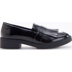 Mokasyny w frędzlami - Czarny. Mokasyny marki Reserved. W wyprzedaży za 49.99 zł.