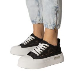 Czarne trampki sneakersy damskie ażurowe. Czarne trampki w ażurowe wzory, z gumy, eleganckie, bez zapięcia. Za 96.19 zł.