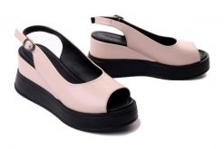 ARTIKER RELAKS 52C0481 różowy, sandały damskie. Czerwone sandały Artiker Relaks, bez wzorów, ze skóry, bez obcasa, na koturnie, bez zapięcia. Za 264.90 zł.