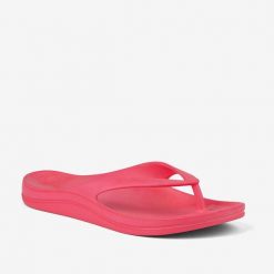Damskie klapki Coqui. Czerwone klapki Coqui, bez wzorów, sportowe, bez obcasa, bez zapięcia. Za 133.99 zł.