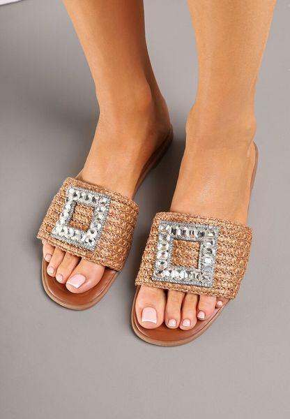 Brązowe Klapki Vices z Plecionką i Cyrkoniową Ozdobą Koviarea. Brązowe klapki Born2be, z aplikacjami, z materiału, eleganckie, bez obcasa, na płaskiej podeszwie, bez zapięcia. Za 79.99 zł.