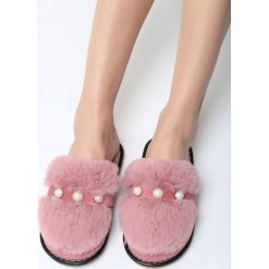 Różowe Kapcie Homebody. Kapcie marki Cropp. Za 49.99 zł.