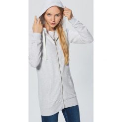 Długa bluza z kapturem - Jasny szary. Bluzy marki Cropp. W wyprzedaży za 29.99 zł.