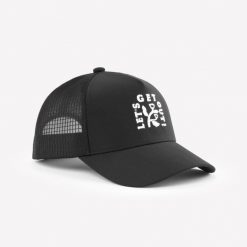 Czapka turystyczna z daszkiem Quechua Trucker 500. Czarne czapki z daszkiem FORCLAZ, bez wzorów, z elastanu. Za 69.99 zł.