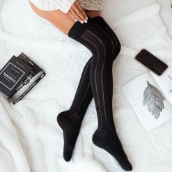 Czarne ażurowe zakolanówki z warkoczem 223. Czarne pończochy i pasy Milena, w ażurowe wzory, z bawełny. Za 29.00 zł.