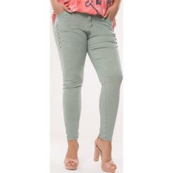 Jasnozielone Jeansy Skimpy. Jeansy marki Born2be. Za 69.99 zł.