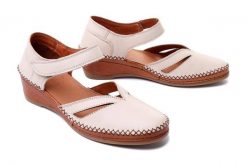 MANITU 910005-81 offwhite, czółenka damskie. Brązowe czółenka Manitu, na lato, bez wzorów, ze skóry, bez obcasa, na koturnie, bez zapięcia. Za 188.44 zł.