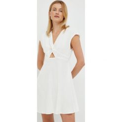 Vero Moda sukienka z domieszką lnu kolor biały mini rozkloszowana. Białe sukienki Vero Moda, l, bez wzorów, z tkaniny, bez kołnierzyka, bez ramiączek, mini, rozkloszowane. W wyprzedaży za 56.99 zł.