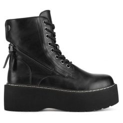 Botki DeeZee. Czarne botki DeeZee, bez wzorów, bez obcasa, na płaskiej podeszwie, bez zapięcia. Za 139.99 zł.