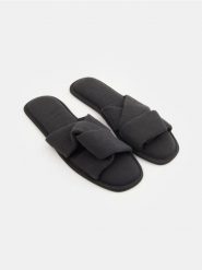 Otwarte muślinowe kapcie - szary. Szare kapcie Sinsay, bez wzorów. Za 25.99 zł.