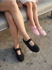 Trampki na rzep - czarny. Czarne trampki Sinsay, bez wzorów, bez zapięcia. Za 49.99 zł.