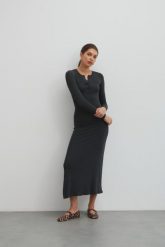 Dopasowana sukienka maxi z napami w kolorze GRAPHITE- MENSA-XL. Szare sukienki Marsala, xl, bez wzorów, z dzianiny, eleganckie, bez kołnierzyka, bez ramiączek, maxi, dopasowane. W wyprzedaży za 191.94 zł.