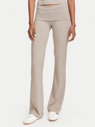 Guess Legginsy V6YB24 K4713 Beżowy ciemny Flare Fit. Brązowe legginsy Guess, z aplikacjami, z syntetyku. Za 264.99 zł.