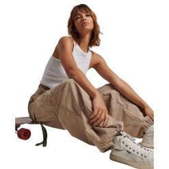 Damskie spodnie spadochronowe typu baggy Superdry. Brązowe spodnie dresowe Superdry, bez wzorów, długie. Za 428.40 zł.