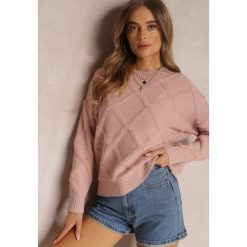 Ciemnoróżowy Sweter Ottesen. Czerwone swetry Renee, bez wzorów, z dzianiny, casualowe, bez ramiączek. W wyprzedaży za 90.99 zł.