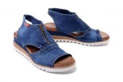 ARTIKER RELAKS 46C0214 jeans, sandały damskie. Niebieskie sandały Artiker Relaks, bez wzorów, z jeansu, bez obcasa, na koturnie, bez zapięcia. Za 279.90 zł.