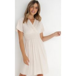 Beżowa Sukienka z Wiskozy Saede. Brązowe sukienki Born2be, l, bez wzorów, z wiskozy, bez kołnierzyka, bez ramiączek, mini, kopertowe. Za 99.99 zł.