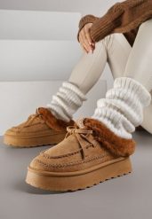 Brązowe Rustykalne Śniegowce z Niską Cholewką Zdobione Futrem i Kokardą Tuspena. Brązowe śniegowce Renee, z aplikacjami, z dzianiny, przed kostkę, bez zapięcia. Za 99.99 zł.