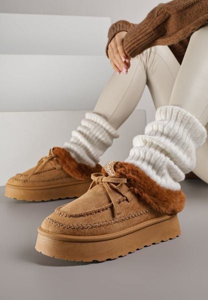 Brązowe Rustykalne Śniegowce z Niską Cholewką Zdobione Futrem i Kokardą Tuspena. Brązowe śniegowce Renee, z aplikacjami, z dzianiny, przed kostkę, bez zapięcia. Za 99.99 zł.