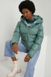 Answear Lab kurtka damska kolor turkusowy zimowa oversize. Niebieskie kurtki Answear Lab, na zimę, l, bez wzorów, z kapturem. W wyprzedaży za 229.99 zł.