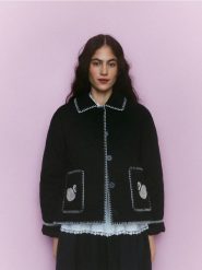 Kurtka z kontrastowym wykończeniem - czarny. Czarne kurtki Reserved, l, bez wzorów, z tkaniny, bez kaptura. Za 259.99 zł.