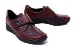 RIEKER 537C0-35 red, półbuty damskie. Czerwone półbuty wsuwane Rieker, bez wzorów, bez obcasa, na koturnie. Za 237.93 zł.