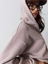 Rozpinana bluza dresowa z kapturem, z grubej prążkowanej dzianiny - kremowy. Białe bluzy z kapturem Sinsay, l, bez wzorów, z dresówki, z kapturem. Za 59.99 zł.