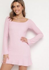 Różowa Dopasowana Sukienka Ozdobiona Falbaną Halendria. Czerwone sukienki Born2be, na co dzień, l, bez wzorów, z jeansu, eleganckie, bez kołnierzyka, bez ramiączek, mini, dopasowane. W wyprzedaży za 111.99 zł.