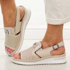 Beżowe skórzane sandały damskie Jezzi 9760. Brązowe sandały Jezzi, z aplikacjami, z gumy, eleganckie, bez obcasa, na platformie, bez zapięcia. Za 229.00 zł.