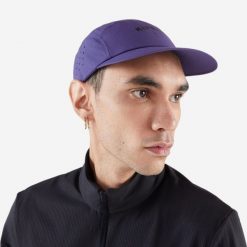 Czapka z daszkiem do biegania Kiprun ultralekka. Fioletowe czapki z daszkiem KIPRUN, bez wzorów, z elastanu, klasyczne. Za 54.99 zł.