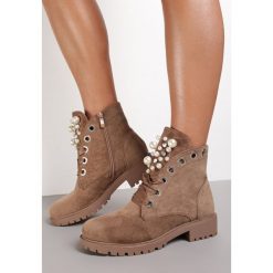 Brązowe Botki Aufer. Brązowe botki Renee, z aplikacjami, z okrągłym noskiem, bez obcasa, na płaskiej podeszwie, bez zapięcia. Za 129.99 zł.