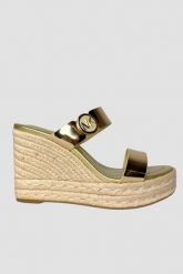 MICHAEL KORS Złote sandały Lucinda Wedge. Żółte sandały Michael Kors, bez wzorów, bez obcasa, bez zapięcia. W wyprzedaży za 439.99 zł.