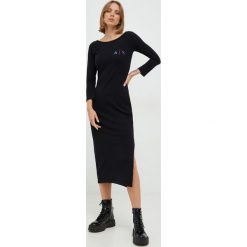 Armani Exchange sukienka kolor czarny midi dopasowana. Czarne sukienki Armani Exchange, s, z aplikacjami, z bawełny, bez kołnierzyka, bez ramiączek, midi, dopasowane. W wyprzedaży za 269.99 zł.