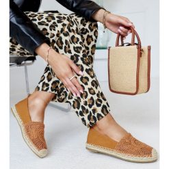 Brązowe espadryle z haftem Kalba. Brązowe espadryle bez wzorów, z materiału, eleganckie, z okrągłym noskiem, bez obcasa. Za 81.83 zł.