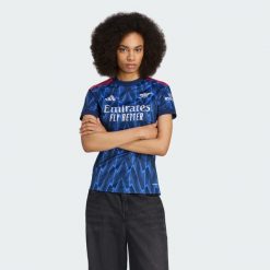 Koszulka wyjazdowa Arsenalu sezon 25/26. Niebieskie t-shirty sportowe adidas, bez wzorów, bez ramiączek, do piłki nożnej. Za 439.00 zł.