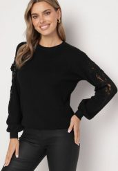 Czarny Sweter o Luźnym Kroju ze Ściągaczami przy Rękawach z Koronkowymi Wstawkami Romirani. Czarne swetry Born2be, uniwersalny, bez wzorów, z jeansu, eleganckie, bez ramiączek. W wyprzedaży za 67.99 zł.