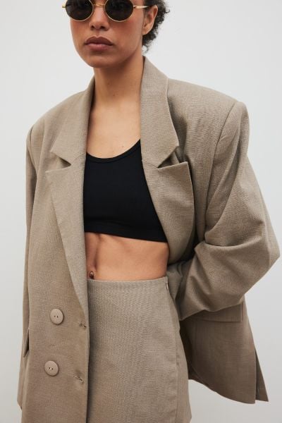 Marynarka z marszczeniem w kolorze CAPUCCINO - ROCHELLE-M/L. Białe marynarki i żakiety Marsala, l, bez wzorów, z bawełny, eleganckie, bez ramiączek. Za 599.90 zł.