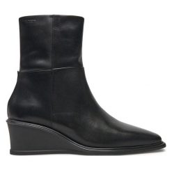 Botki Vagabond Shoemakers. Czarne botki Vagabond Shoemakers, bez wzorów, bez obcasa, na koturnie, bez zapięcia. Za 419.99 zł.