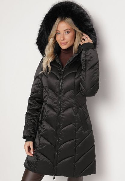 Czarna Kurtka Pikowana z Kapturem z Futrem i Szerokimi Ściągaczami Innia. Czarne kurtki Born2be, l, bez wzorów, eleganckie, z kapturem. Za 299.99 zł.