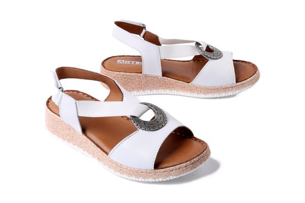 ARTIKER RELAKS 56C0895 biały, sandały damskie. Białe sandały Artiker Relaks, z aplikacjami, bez obcasa, bez zapięcia. Za 143.94 zł.