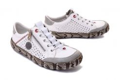 RIEKER L0355-80 white, półbuty damskie. Białe półbuty wsuwane Rieker, na lato, w ażurowe wzory, bez obcasa. Za 277.43 zł.