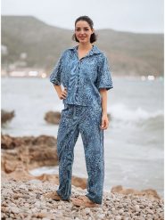 Isla Bonita by SIGRIS Spodnie w kolorze granatowo-błękitnym rozmiar: S. Niebieskie koszule Isla Bonita by SIGRIS, bez wzorów, z bawełny. Za 57.06 zł.