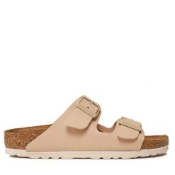 Klapki Birkenstock. Brązowe klapki Birkenstock, bez wzorów, bez obcasa, bez zapięcia. Za 399.99 zł.