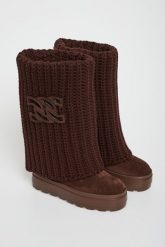 Kozaki damskie zamszowe CASADEI. Kozaki Casadei, bez wzorów, z zamszu, bez obcasa, bez zapięcia. Za 6,249.00 zł.